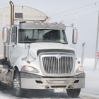 雪上を走るトラック