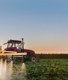 tracteur dans un champ