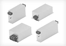 Filtros de energia trifásicos Corcom diversos em um fundo branco