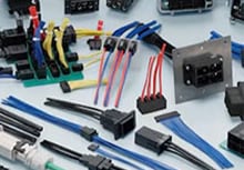 Variedad de conectores Dynamic con abrazadera de resorte sobre fondo blanco