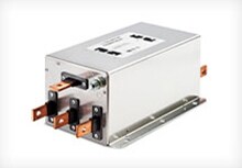 Filtros trifásicos EMC/EMI Schaffner com neutro em um fundo branco