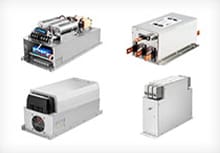 Filtro trifásicos EMC/EMI Schaffner diversos em um fundo branco