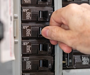 Interruptores en una caja eléctrica.