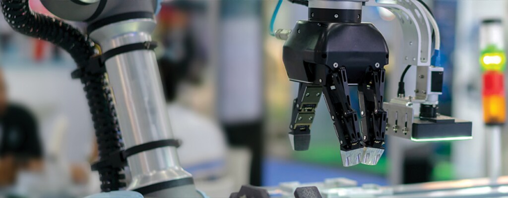 TE Connectivity のオートメーション センサが搭載された製造装置のロボット アーム