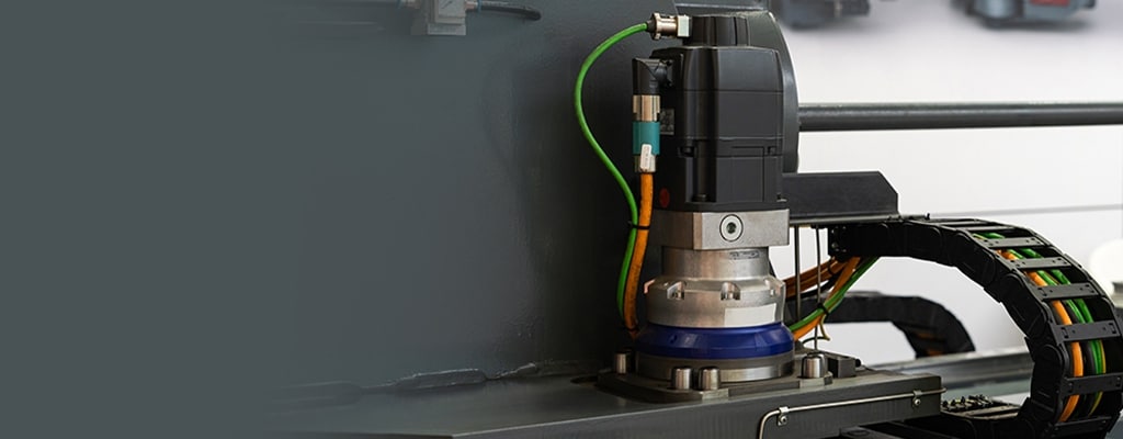 Imagem aproximada de um servomotor sendo usado em uma instalação. 