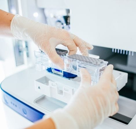 Tests syndromiques multiplex utilisant la technologie des puces microfluidiques
