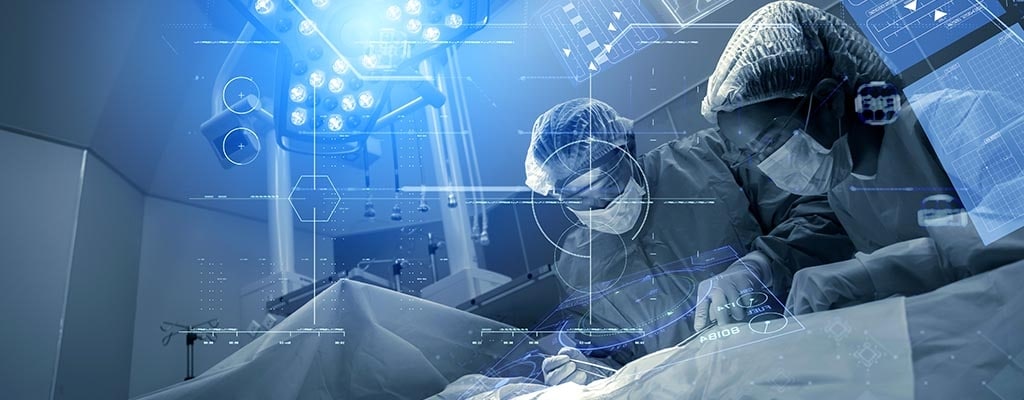 手術室で低侵襲医療機器を使用する外科医。
