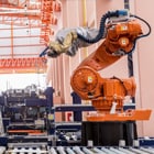 Roboter in einer industriellen Fertigungsstraße