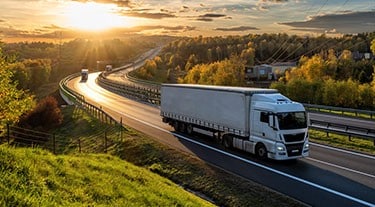 Elektrischer Lastkraftwagen auf einer Autobahn.