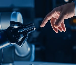 Un robot sur une chaine de travail