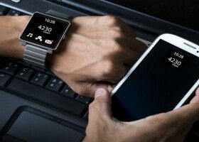 Armbanduhr und Smartphone mit Sensorik.