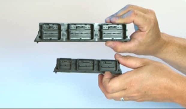Demo der Größen- und Gewichtsreduzierung mit der NanoMQS-Technologie von TE anhand einer Leiterplattensteckleiste für die Motorsteuerung
